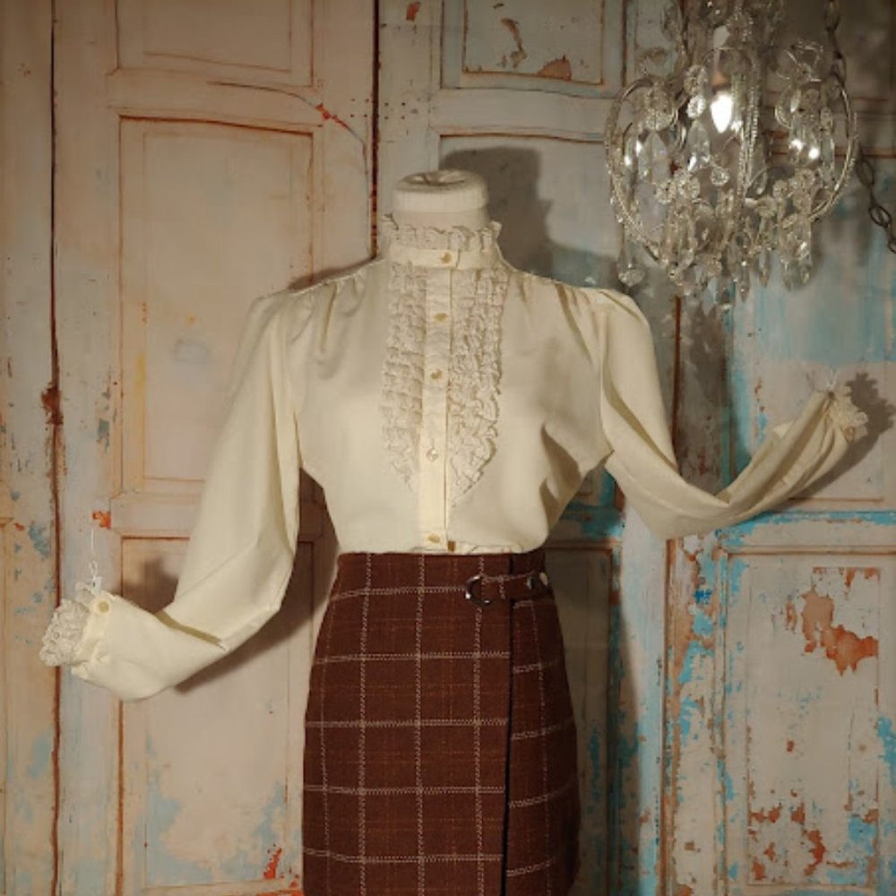 VINTAGE lightweight button lace ruffle long sleeve blouse/approx size M/cream